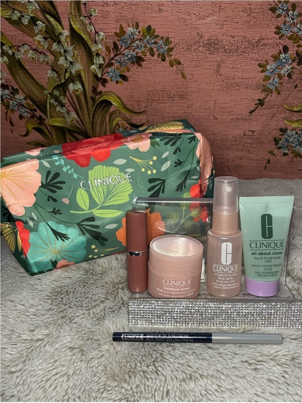 Clinique Mini Skincare & Makeup
Set with Floral Cosmetic Pouch NEW